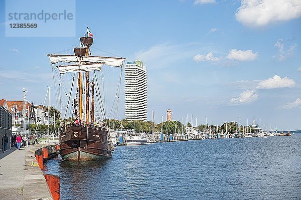 Traditionelles Segelboot im Hafen  Hotel Maritim  Travemünde  Ostsee  Schleswig-Holstein  Deutschland  Europa