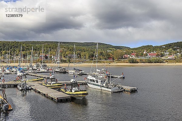 Hafen von Tadoussac  hinter dem Hotel Tadoussac an der Mündung des Saguenay-Fjords in den St. Lawrence-Strom  Tadoussac  Provinz Québec  Kanada  Nordamerika