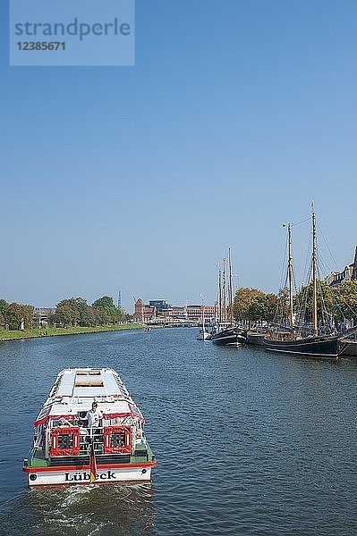 Ausflugsschiff und Traditionssegler auf der Untertrave  Lübeck  Schleswig-Holstein  Deutschland  Europa