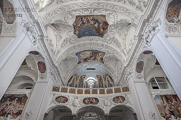 Innenansicht mit Orgelempore und Deckenfresken und Stuck  Basilika St. Quirin  Kloster  Schloss Tegernsee  Tegernsee  Oberbayern  Bayern  Deutschland  Europa