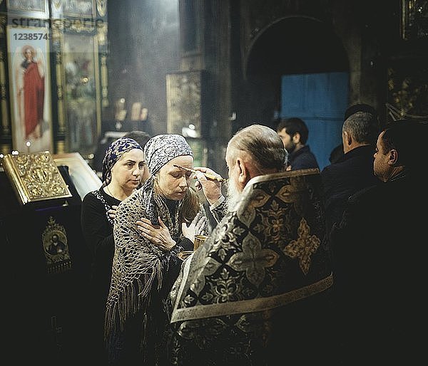 Exorzismus während einer orthodoxen Messe in der Kirche  der bekannte Eorzist Pater Sergei empfängt Menschen aus Russland  die glauben  sie seien vom Teufel besessen  Okhamchira  Abchasien  Georgien  Asien