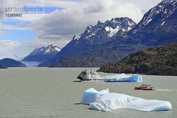 Ausflugsboot auf dem Grey-See mit Eisschollen  Grey-Gletscher im Hintergrund  Torres del Paine National Park  Provinz Última Esperanza  Chile  Südamerika