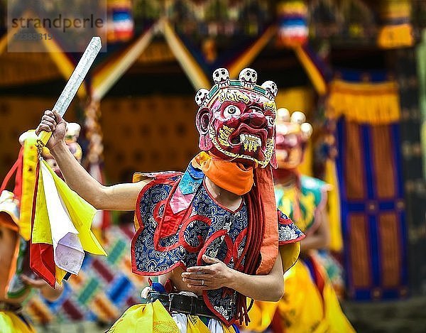 Tänzerin beim Maskentanz  Religiöses Tsechu-Klosterfest  Gasa Tshechu Festival  Bezirk Gasa  Himalaya-Region  Königreich Bhutan