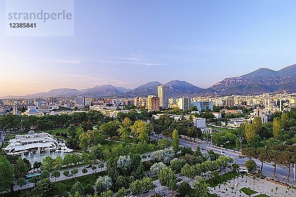 Stadtansicht  Rinia-Park und Stadtzentrum  Blick vom Sky Tower  im Hintergrund umgeben von Bergen  Tirana  Albanien  Europa