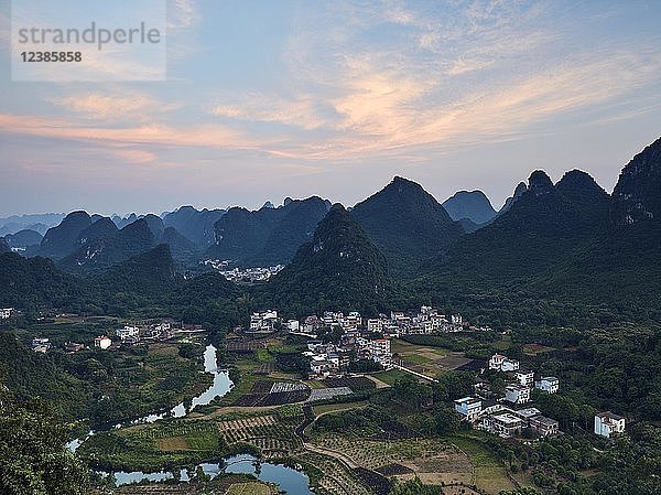 Abenddämmerung über dem Li-Fluss  Berg Cuiping  Guilin  China  Asien