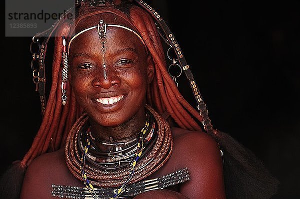 Porträt einer verheirateten Himba-Frau  lächelnd  Bezirk Kunene  Kaokoveld  Namibia  Afrika
