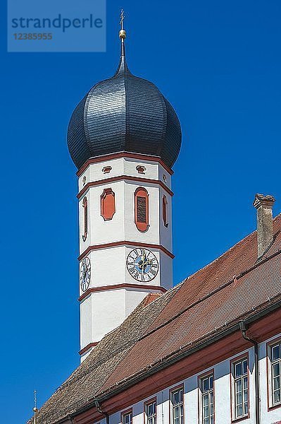 Zwiebeldom mit Turmuhr  Kloster Beuerberg  Oberbayern  Bayern  Deutschland  Europa