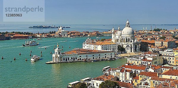 Übersicht  Punta della dogana und Santa Maria della Salute am Giudecca-Kanal  im Hintergrund die Insel San Giorgio Maggiore  Venedig  Italien  Europa