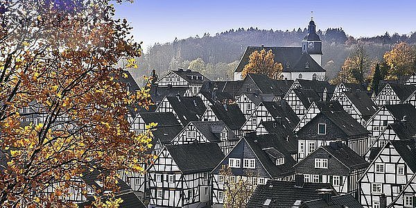 Alter Flecken  historische Altstadt mit Fachwerkhäusern im Herbst  Freudenberg  Siegerland  Nordrhein-Westfalen  Deutschland  Europa