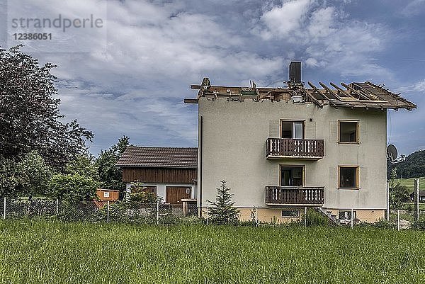 Ein Haus wird abgerissen  Blatten  Malters  Luzern  Schweiz  Europa