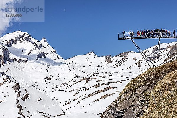 Menschen auf der Aussichtsplattform auf dem Gipfel des First Mountain  Grindelwald  Berner Oberland  Schweiz  Europa