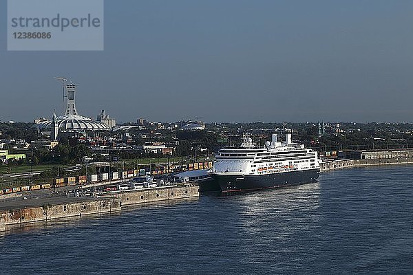 Kreuzfahrtschiff Rotterdam mit Olympiastadion dahinter  Alter Hafen  Montreal  Provinz Quebec  Kanada  Nordamerika