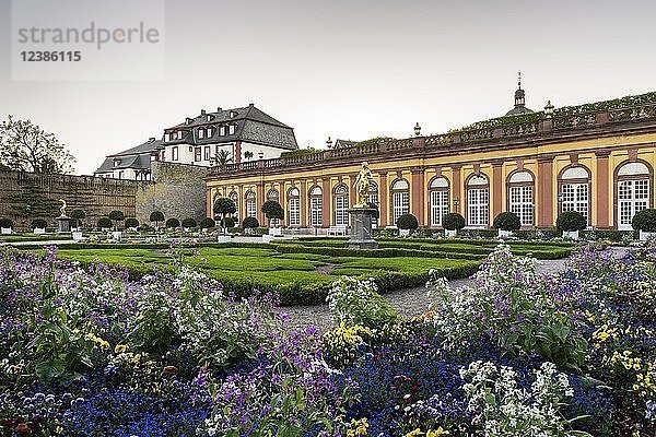 Schlossgarten mit bunten Blumen  Untere Orangerie  Schloss Weilburg  Weilburg an der Lahn  Hessen  Deutschland  Europa