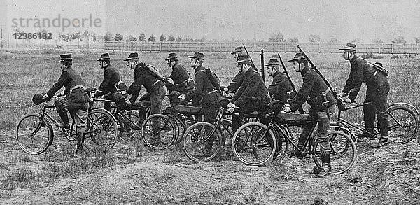 Belgische Soldaten beim Fahrradfahren auf dem Land  1914  Belgien  Europa