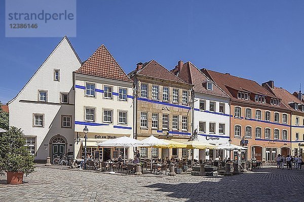 Historische Häuserzeile mit Gastronomie am Marktplatz  Osnabrück  Niedersachsen  Deutschland  Europa