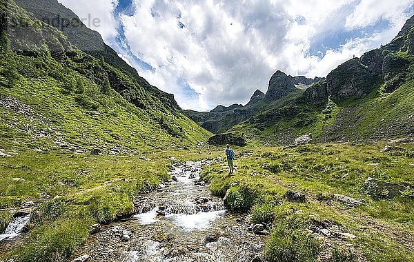 Wanderer am Riesachbach  Rohrmoos-Untertal  Schladminger Tauern  Schladming  Steiermark  Österreich  Europa