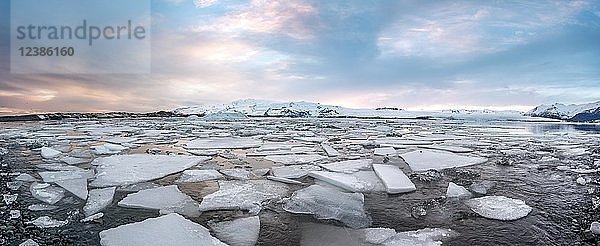 Eisschollen  Gletscher Jökulsárlón Lagune  Gletschersee  Sonnenuntergang  Südrand des Vatnajökull  Südost Island  Island  Europa