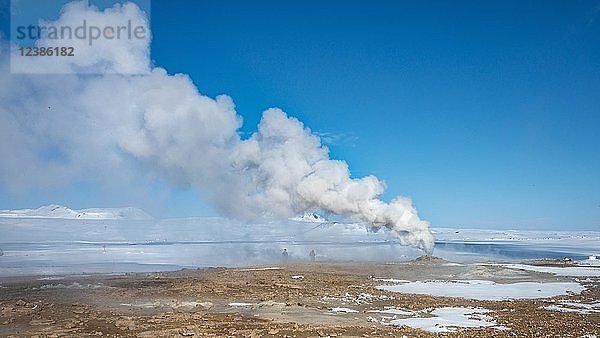 Aufsteigender Dampf aus einer Fumarole  Geothermiegebiet Hverarönd  auch Hverir oder Namaskard  Nordisland  Island  Europa