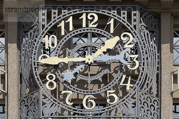 Uhr an der Fassade  Deutsche Nationalbibliothek  Gründungsbau von 1914  Leipzig  Sachsen  Deutschland  Europa