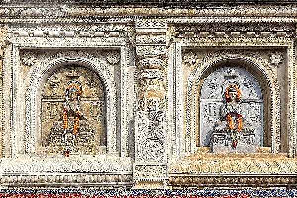 Buddha-Skulpturen an der Fassade des Mahabodhi-Tempels  Bodhgaya  Bihar  Indien  Asien
