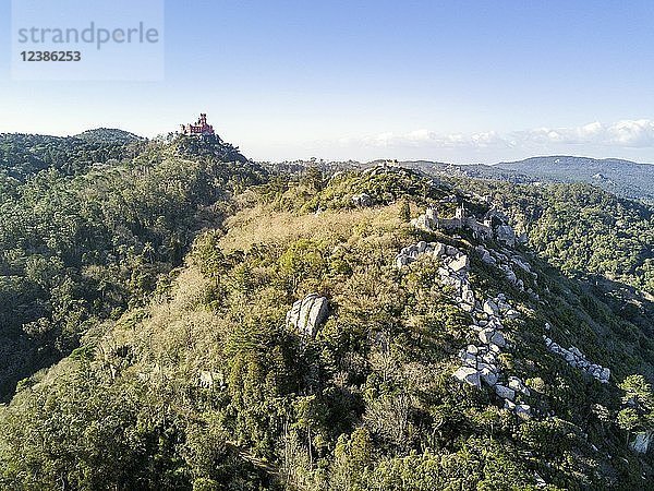 Luftaufnahme des Castelo dos Mouros und des Palácio Nacional da Pena  Sintra  Portugal  Europa