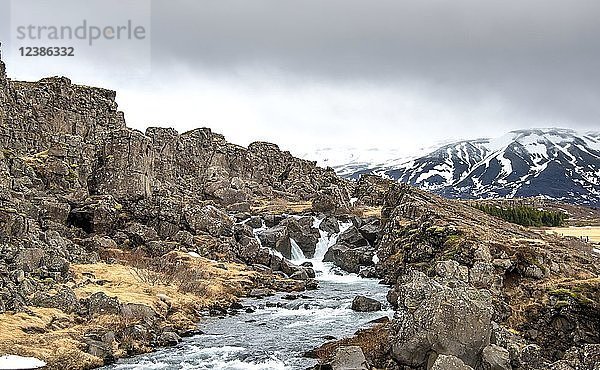 Kleiner Wasserfall des Flusses Öxará  Pingvellir-Nationalpark  Goldener Kreis  Island  Europa