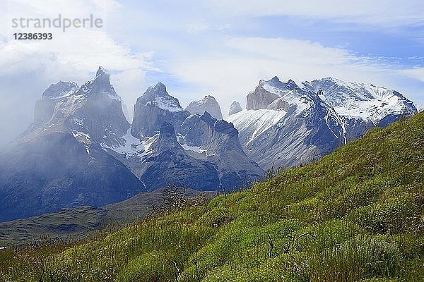 Cuernos del Paine-Massiv mit Wolken  Torres del Paine-Nationalpark  Provinz Última Esperanza  Chile  Südamerika