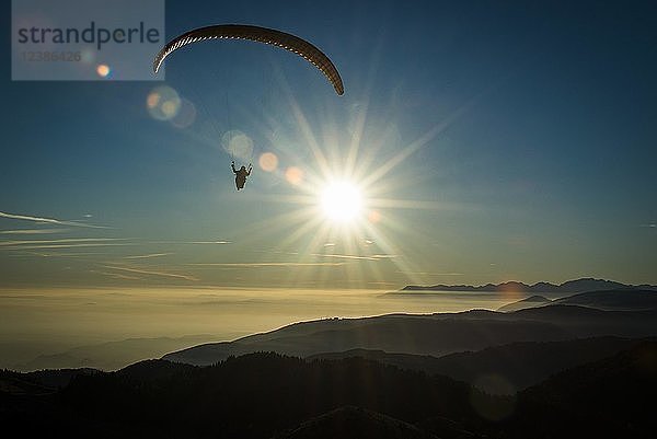 Gleitschirmfliegen über dem Monte Grappa  Inversionswetterlage mit Sonnenuntergang  Luftaufnahme  Bassano  Venetien  Italien  Europa