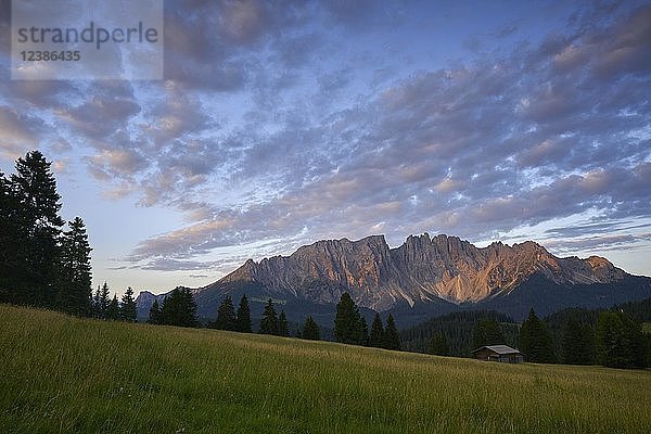 Latemar-Massiv mit Almhütte  Karerpass  Südtirol  Italien  Europa