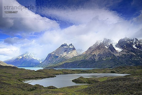 Cuernos del Paine-Massiv mit Wolken am Nordenskjold-See  Torres del Paine-Nationalpark  Provinz Última Esperanza  Chile  Südamerika