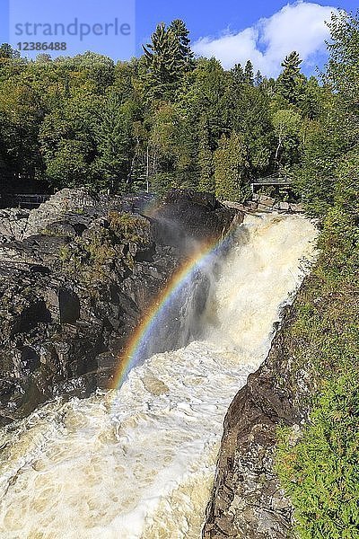 Canyon Sainte-Anne  Sainte-Anne Wasserfall mit Regenbogen  Fluss Sainte-Anne-du-Nord  Beaupré  Provinz Québec  Kanada  Nordamerika