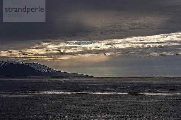 Wolkenstimmung  dunkle Wolken über dem Meer  Abendlicht  Skajalfandi bei Husavik  an der hinteren Halbinsel Flateyjarskagi  Nordisland  Island  Europa