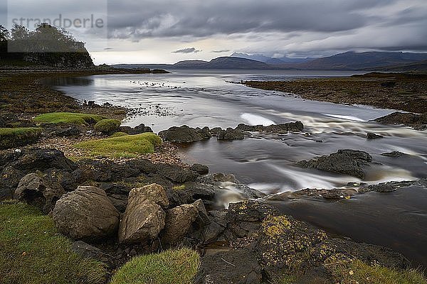 Flussmündung an der Küste bei Ord on Skye  Skye  Schottland  Großbritannien