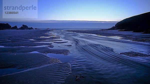 Abendstimmung bei Ebbe am Strand  fließendes Wasser  Porthcothan  Cornwall  Großbritannien