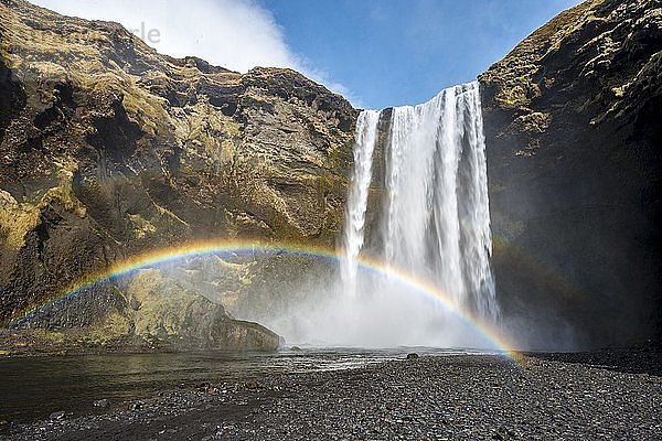 Wasserfall Skógafoss  Regenbogen  Skogar  Südliche Region  Island  Europa