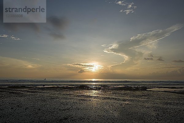 Litorale Zone bei Ebbe und Sonnenuntergang  Insel Fuvahmulah  Indischer Ozean  Malediven  Asien