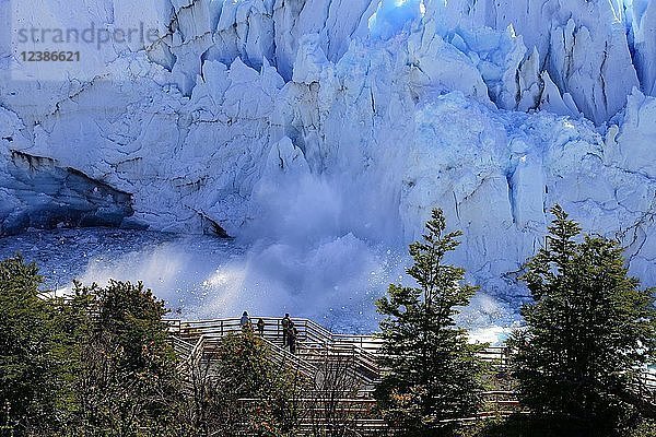 Aussichtsplattform  Perito-Moreno-Gletscher kalbt  Eis bricht ab  Parque Nacional Los Glaciares  El Calafate  Provinz Santa Cruz  Argentinien  Südamerika