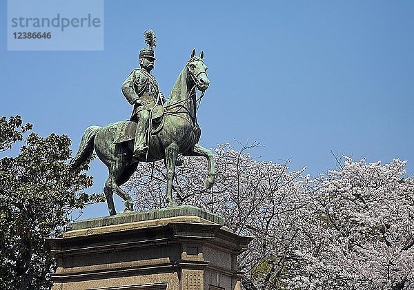 Bronzestatue von Prinz Komatsu-no-miya Akihito  Ueno Park  Tokio  Japan  Asien