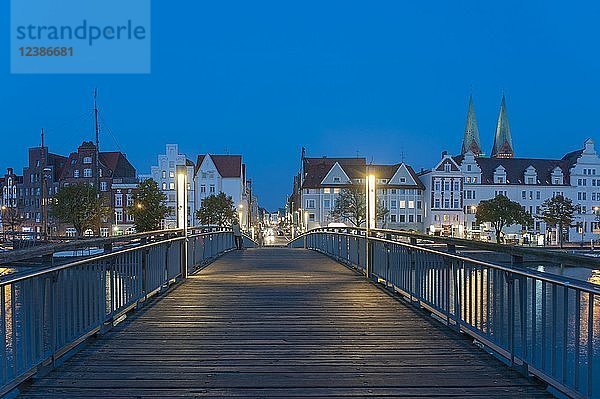 Historische Häuser mit Fußgängerbrücke über die Trave  Dämmerung  Lübeck  Schleswig-Holstein  Deutschland  Europa