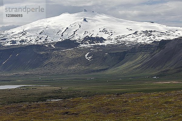 Blick auf den Vulkan Snæfell mit dem Gletscher Snæfellsjökul  Halbinsel Snæfellsnes  Westisland  Island  Europa