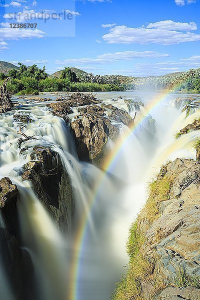 Regenbogen über Wasserfall  Epupa Falls  Kunene-Region  Kaokoveld  Namibia  Afrika