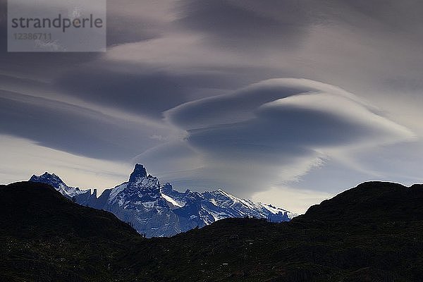 Wolkenstimmung über dem Los Cuernos-Massiv  Nationalpark Torres del Paine  Provinz Última Esperanza  Chile  Südamerika
