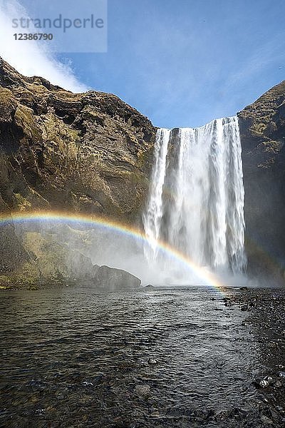Wasserfall Skógafoss  Regenbogen  Skogar  Südliche Region  Island  Europa