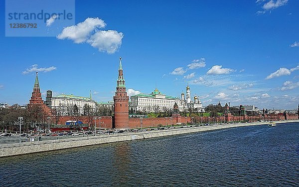 Moskauer Kreml am Ufer der Moskwa mit Palast und Kathedralen  Moskau  Russland  Europa