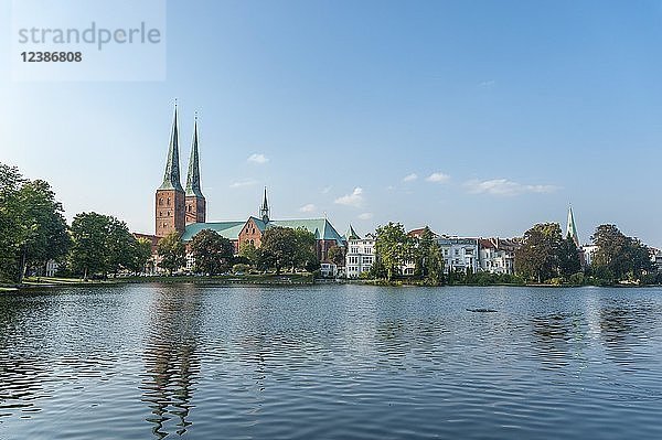 Blick über den Mühlenteich auf den Dom  Lübeck  Schleswig-Holstein  Deutschland  Europa