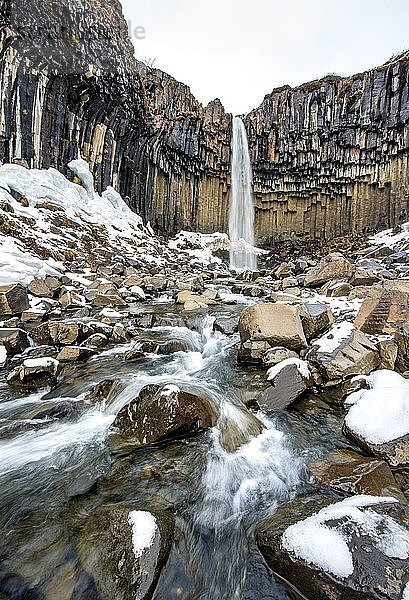 Svartifoss-Wasserfall  Schwarzer Wasserfall  Fluss Stórilækur  Basaltsäulen  Skaftafell-Nationalpark  Südliche Region  Island  Europa