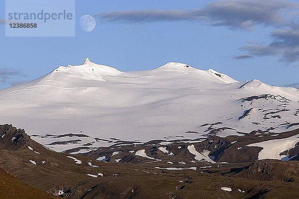 Schneebedeckter Vulkan Snæfell mit Snæfellsjökul-Gletscher und Vollmond  Vulkanlandschaft bei Hellissandur  Halbinsel Snæfellsnes  Westisland