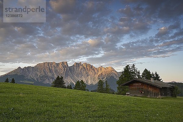 Latemargebirge mit Almhütten  bewölkter Himmel  am Morgen  Karerpass  Südtirol  Italien  Europa