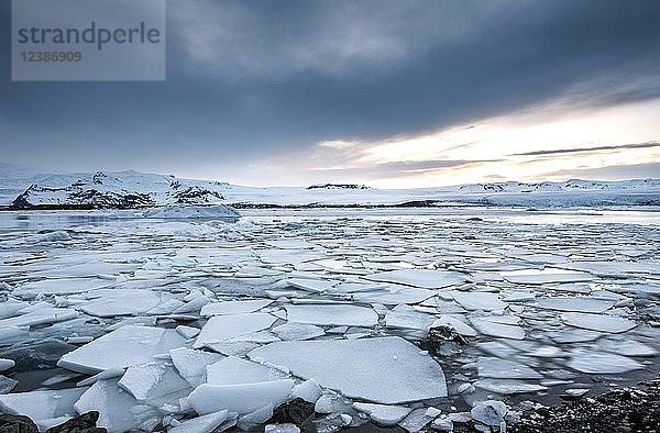 Eisschollen  Gletscherlagune Jökulsárlón  Südrand des Vatnajökull  Ostregion  Island  Europa