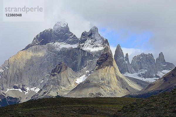 Cuernos del Paine-Massiv mit aufsteigenden Wolken  Torres del Paine-Nationalpark  Provinz Última Esperanza  Chile  Südamerika